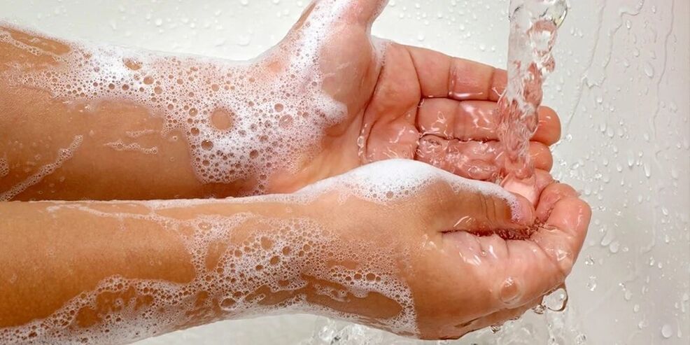 Πλύσιμο των χεριών για την πρόληψη της μόλυνσης από παράσιτα